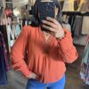 Blouse orange à col V ajourée