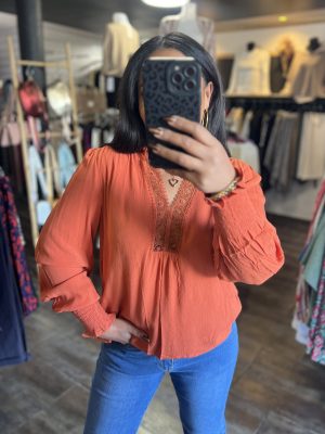 Blouse orange à col V ajourée