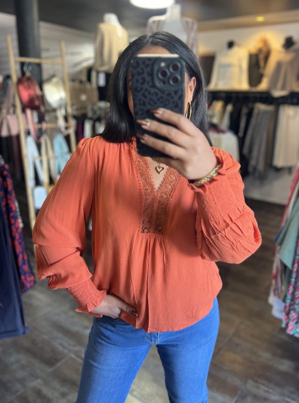 Blouse orange à col V ajourée