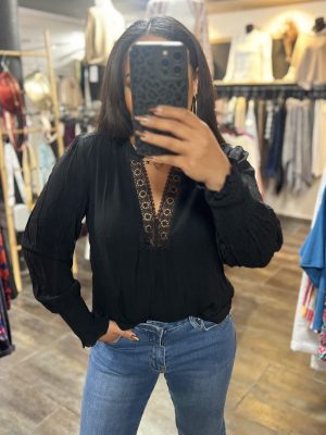 Blouse noire à col V ajouré