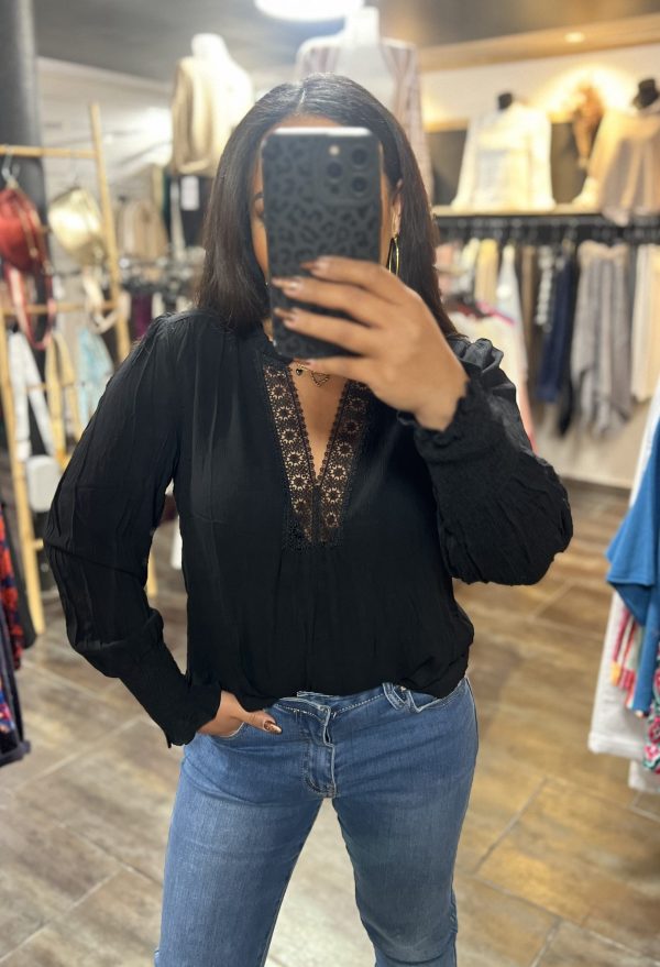 Blouse noire à col V ajouré