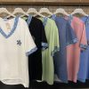 T-shirt col en V et bords en jean
