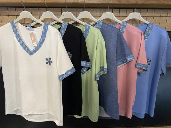 T-shirt col en V et bords en jean
