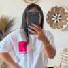 T-shirt “Le Soleil” – Blanc & Rose Fluo