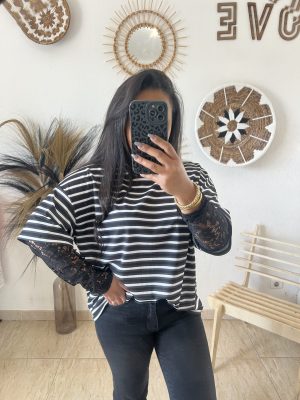 Top à rayures et manches dentelle