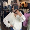 Blouse crème à détails ajourés