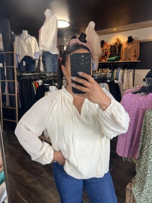 Blouse crème à détails ajourés