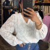 Blouse blanche en dentelle florale
