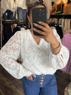 Blouse blanche en dentelle florale