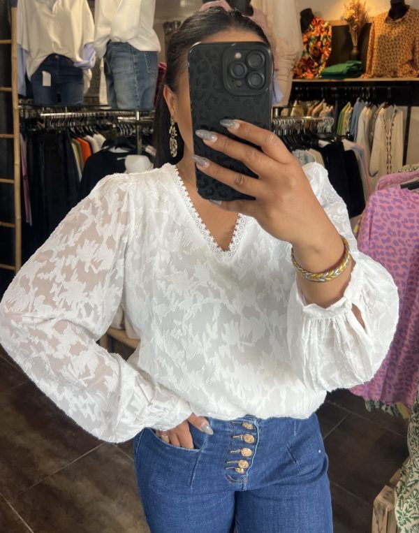 Blouse blanche en dentelle florale