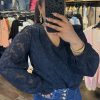 Blouse bleu marine  en  dentelle florale