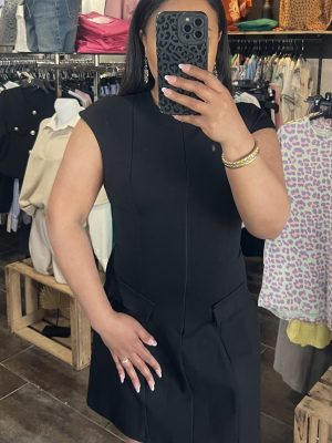 Robe noire sans manches