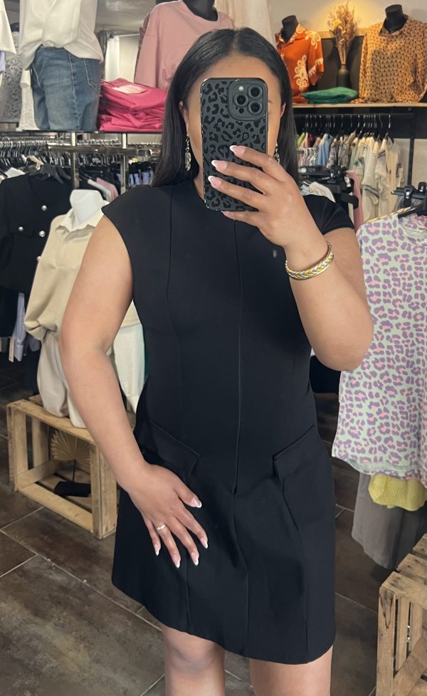Robe noire sans manches