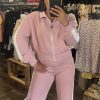 Ensemble de sport rose à bandes blanches
