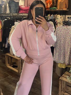 Ensemble de sport rose à bandes blanches
