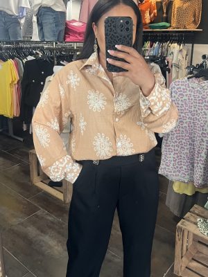Chemise Camel à broderies blanches