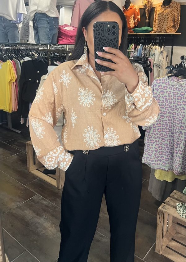 Chemise Camel à broderies blanches