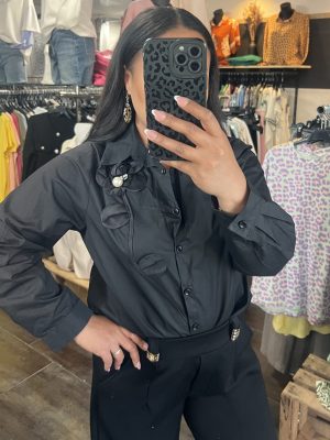 Chemise noire à détails floraux