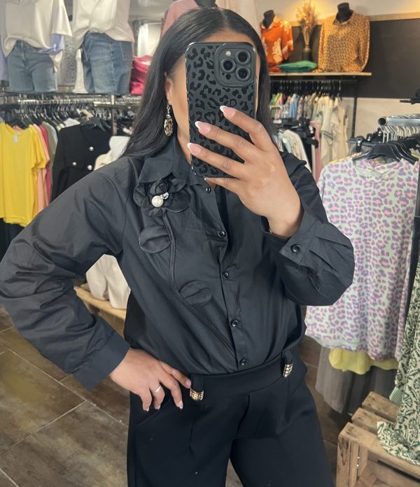Chemise noire à détails floraux