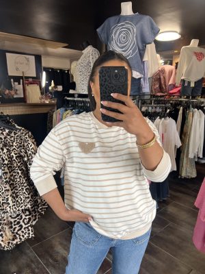 Pull fin à rayures et cœur beige