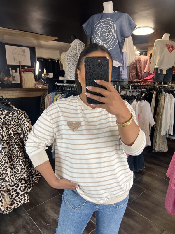 Pull fin à rayures et cœur beige