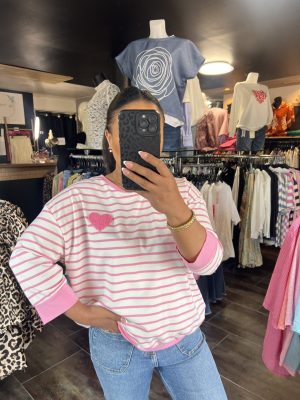 Pull fin à rayures et cœur rose