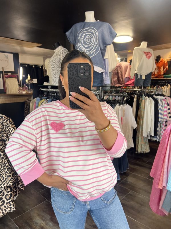Pull fin à rayures et cœur rose