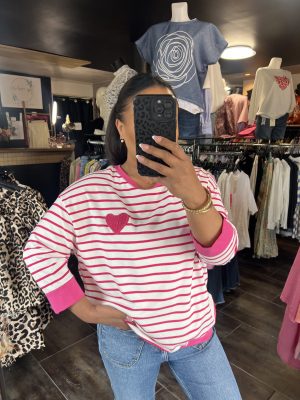 Pull fin à rayures et cœur fuchsia